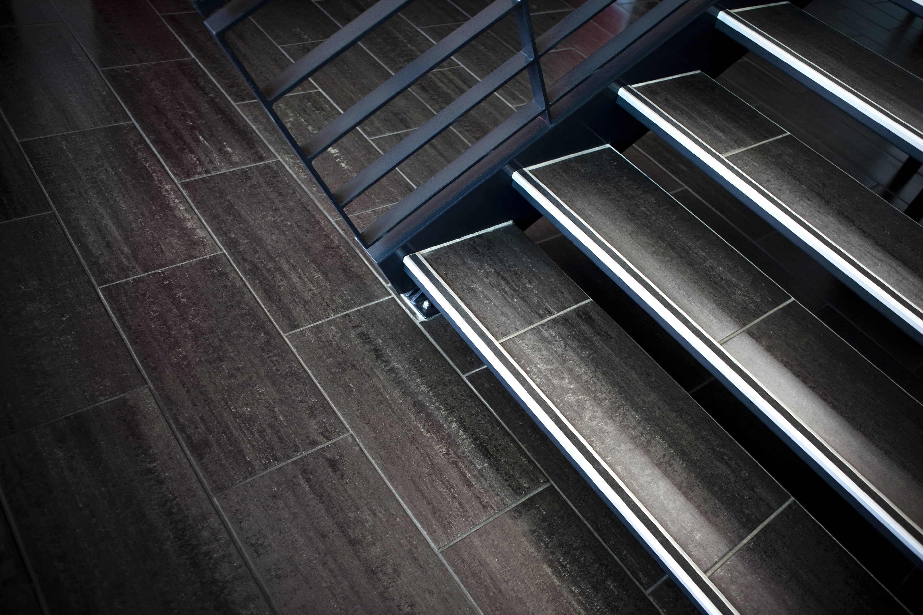 bandes LED blanches sur les marches d'un escalier intérieur