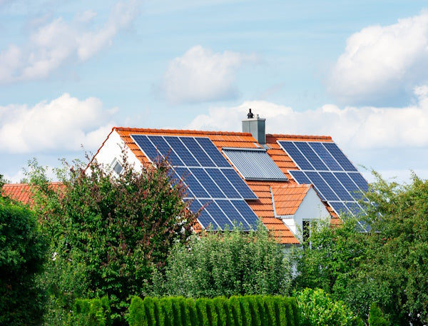 panneaux solaires sur toit de maison pour chauffage solaire