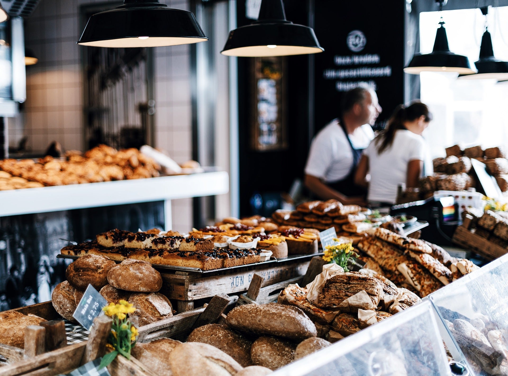 étal de boulangerie éclairé par des suspensions industrielles noires