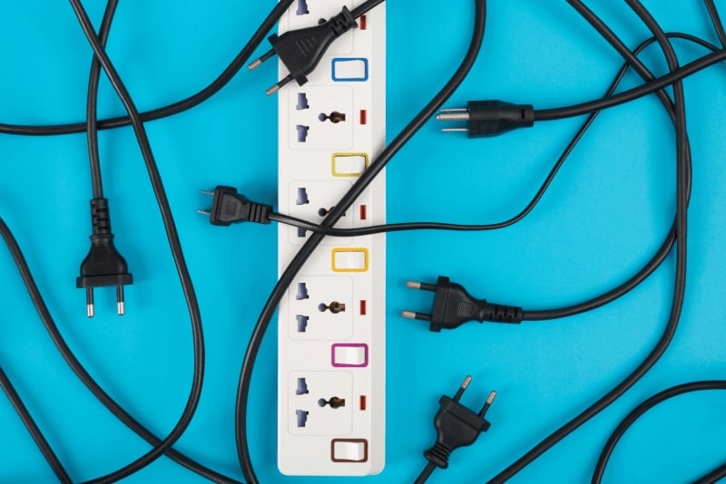 représentation du courant électrique, avec plusieurs câbles d'alimentation et prises de courant