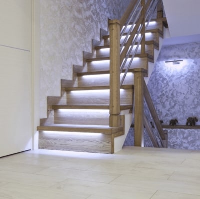 déco avec ruban LED dans un escalier intérieur