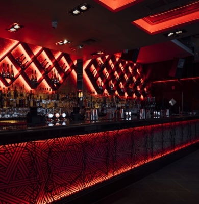 ruban LED déco rouge sur les meubles d'un bar