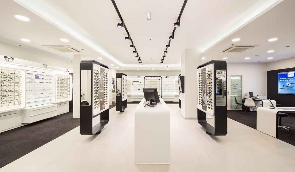 magasin d'optique éclairé par des spots LED sur rail