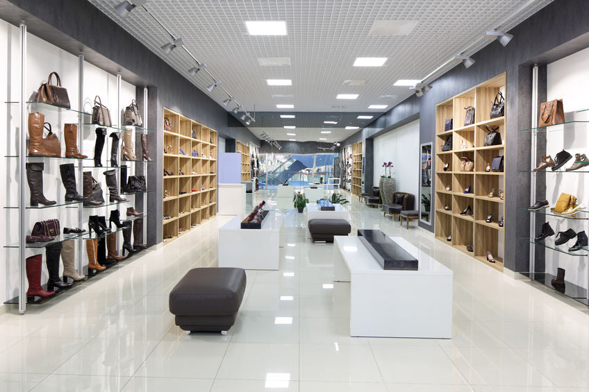 magasin de chaussures design éclairé par des panneaux LED et spots LED sur rail