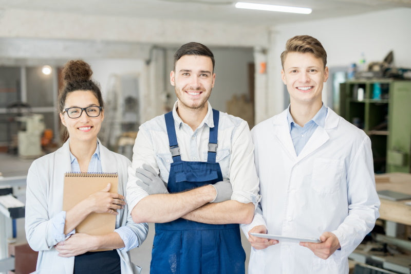 3 travailleurs dans un grand atelier bien éclairé