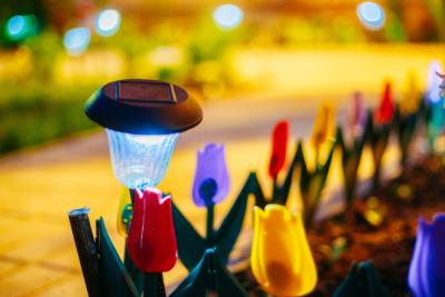 éclairage extérieur déco dans le jardin dans un massif de fleurs colorées