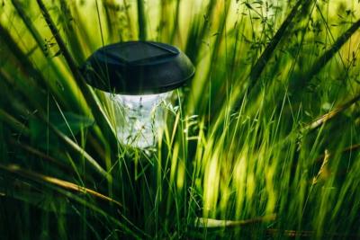 lampe extérieure LED solaire dans le jardin