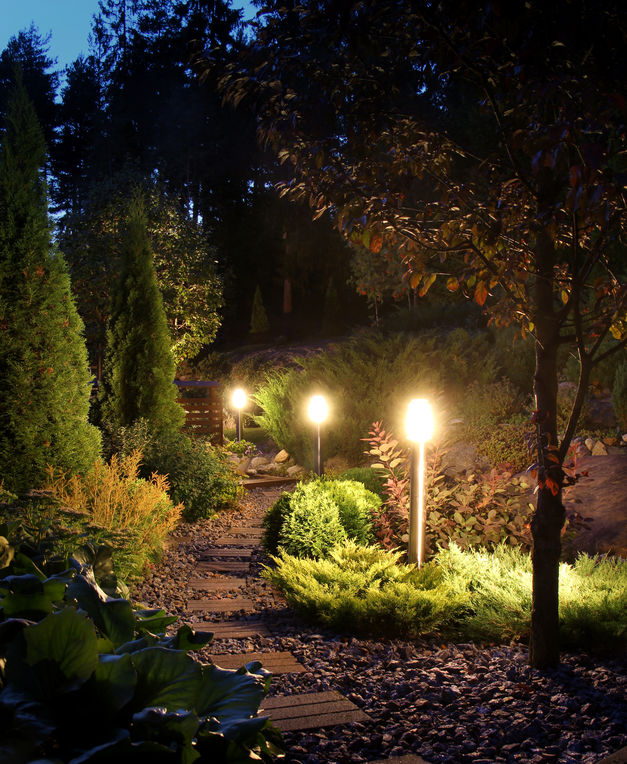 jardin éclairé par des bornes