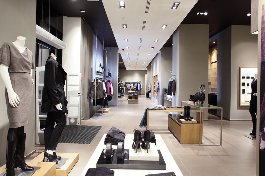 magasin de mode vêtements et chaussures éclairé par des spots LED encastrés au plafond