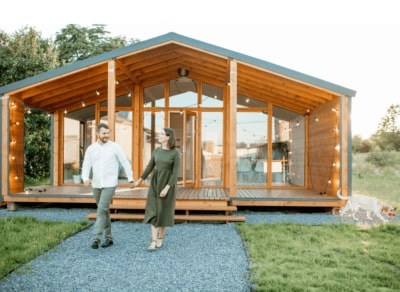 éclairage mural de terrasse d'une maison en bois, à base de guirlandes lumineuses