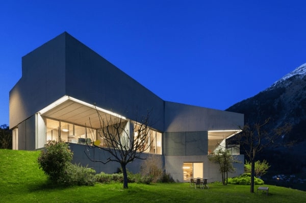 éclairage d'une terrasse couverte d'une grande maison contemporaine, avec des rubans LED