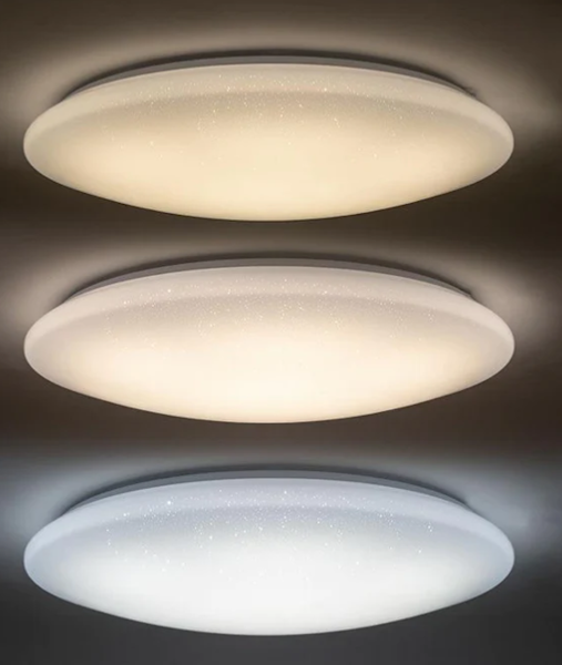 éclairage LED de plafond diffusant un ciel étoilé