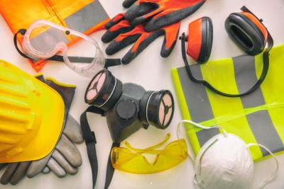 équipements de protection individuelle : lunettes de protection, gants de protection, casque, etc.
