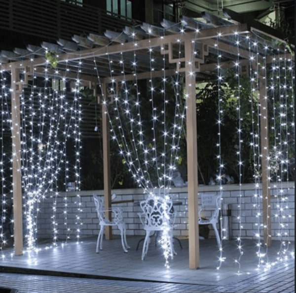 guirlande LED rideau comme luminaire de pergola