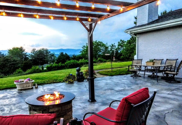 guirlandes lumineuses sur une pergola en bois