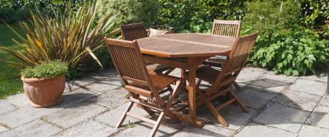 terrasse avec des chaises en bois 