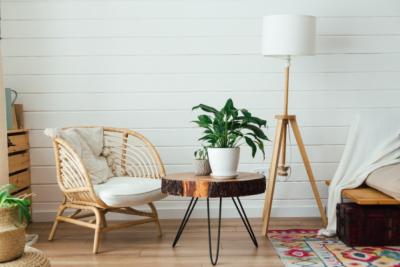 lampadaire intérieur design avec trépied en bois et abat-jour blanc