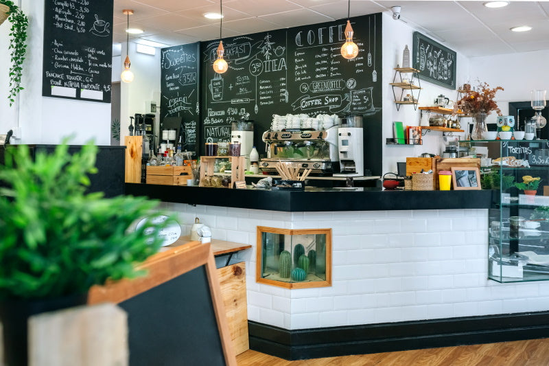 ensemble de lampes décoratives intérieures dans un bar chaleureux