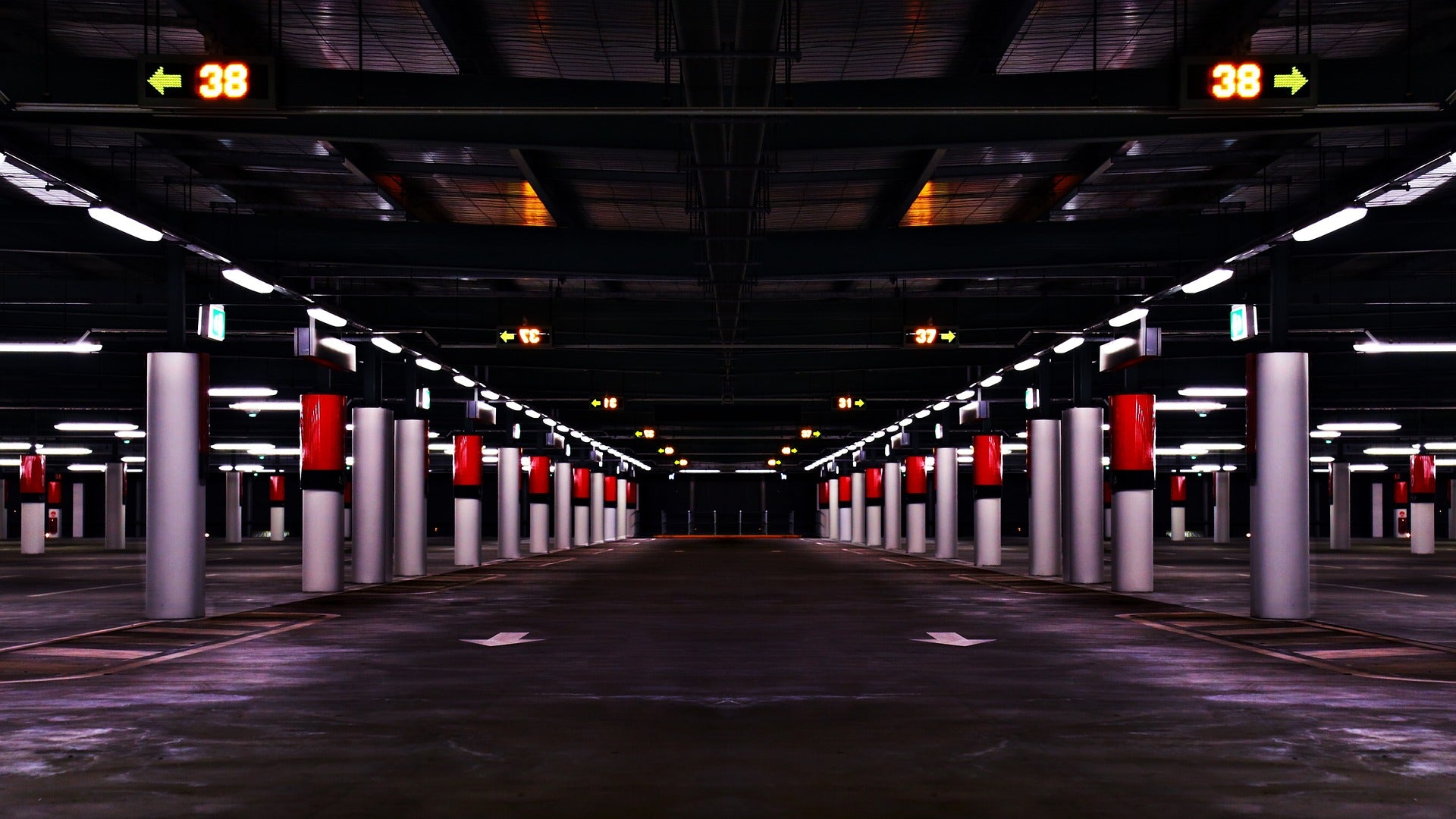 grand espace souterrain éclairé par des réglettes LED en série