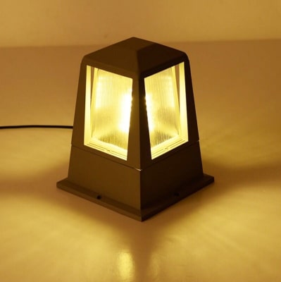 lanterne extérieure LED design, diffusant une lumière de type blanc chaud