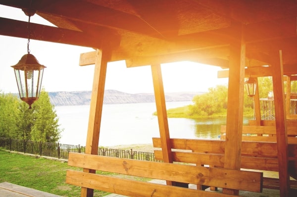 lanterne lumineuse sur une pergola en bois