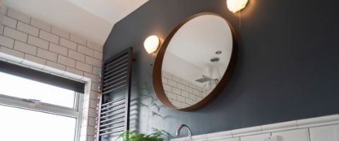 Choix et installation d'une applique au niveau du miroir de la salle de bain