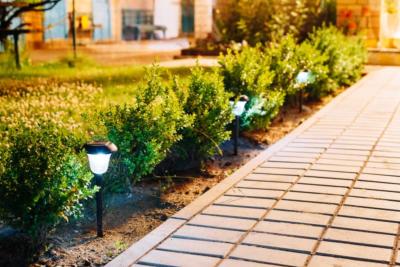 lampes extérieures solaires design en bordure d'allée de jardin