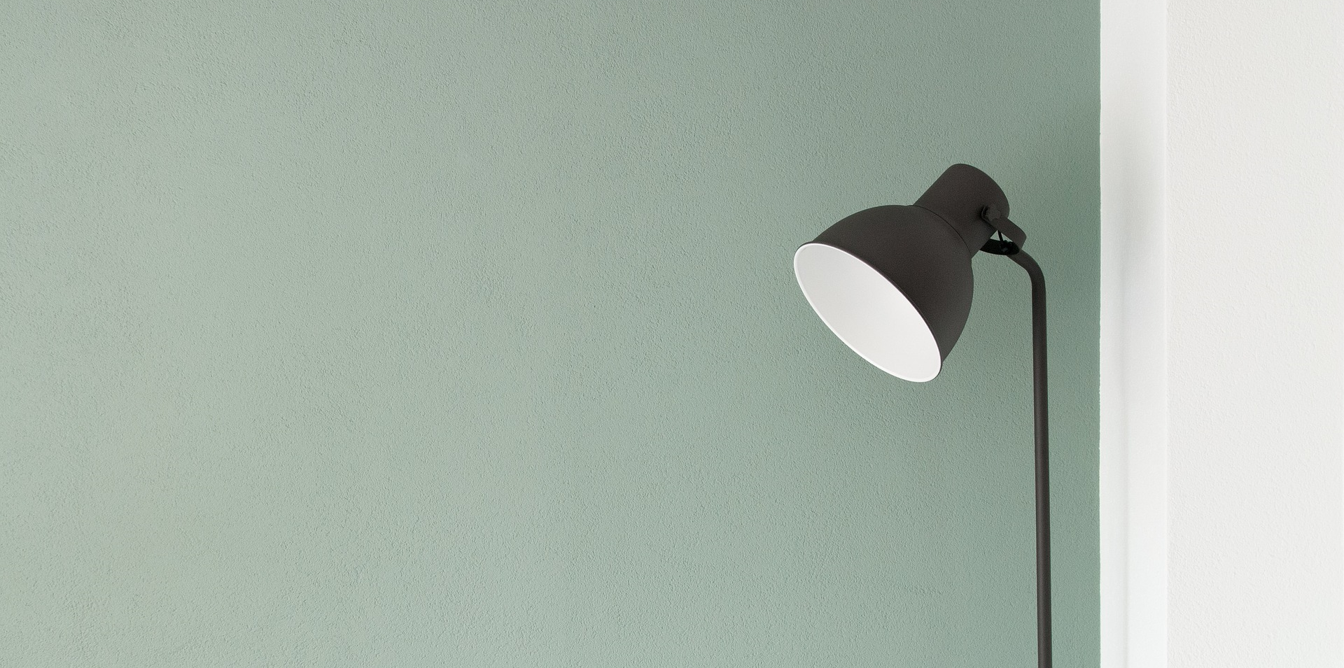 lampe sur pied sur fond avec mur vert