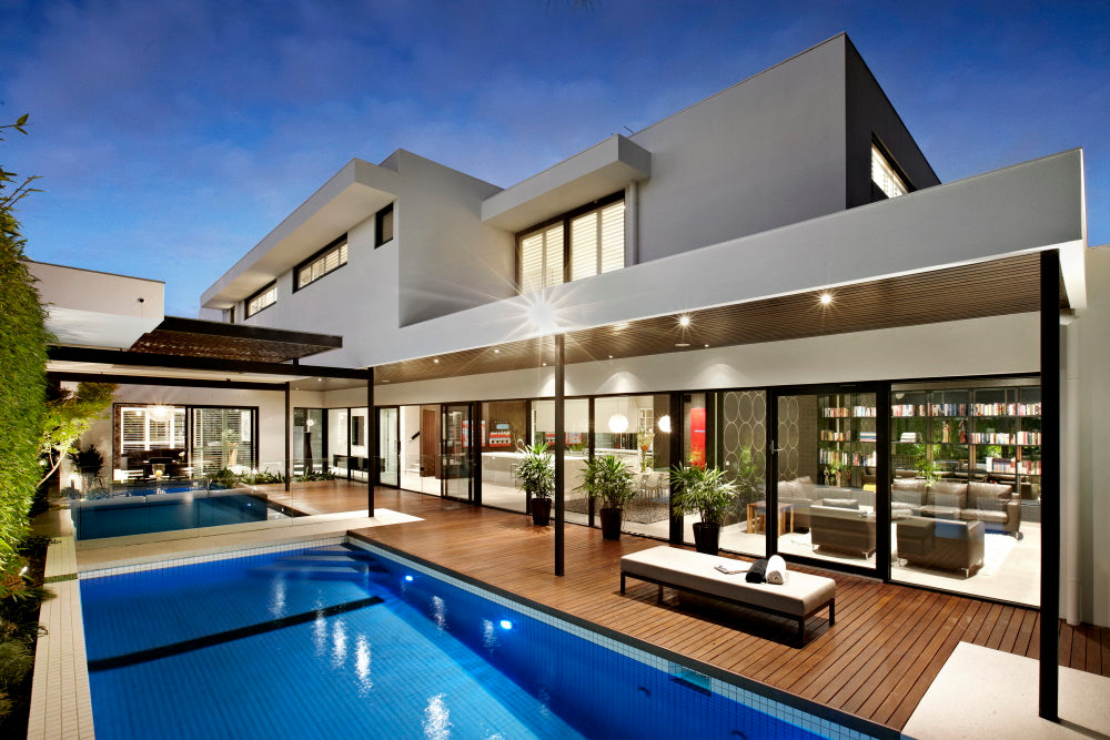 luminaires extérieurs autour d'une piscine de maison moderne, notamment des spots encastrables extérieurs design