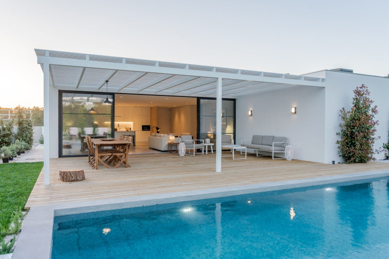 luminaires pour piscine d'une maison moderne, dans le bassin et sur la terrasse