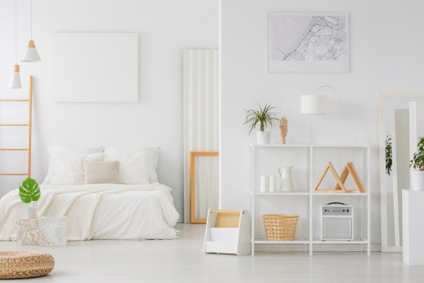 lampes blanches et bois dans une chambre à coucher d'adulte de style scandinave