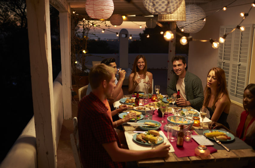 éclairage d'été sur une terrasse lors d'un dîner entre amis