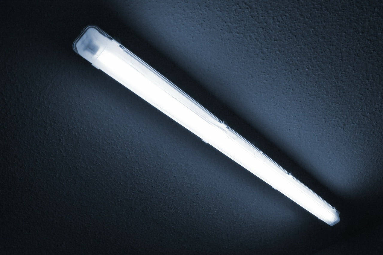 tube néon LED qui éclaire sur plafond sombre