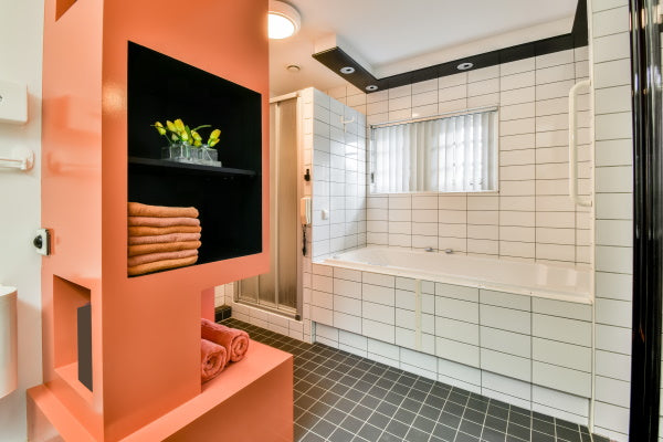 plafonnier rond au plafond d'une salle de bain design