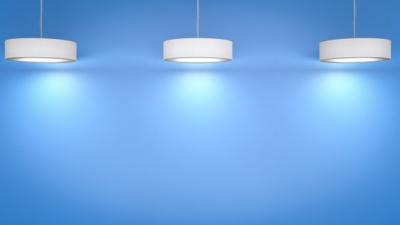 trois plafonniers LED ronds blanc suspendus sur fond bleu