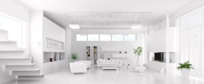 vaste salon contemporain éclairé par des plafonniers suspendus carrés blancs
