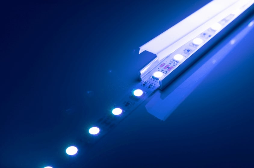 profilé aluminium rectangulaire avec bande de ruban LED, sur fond bleu