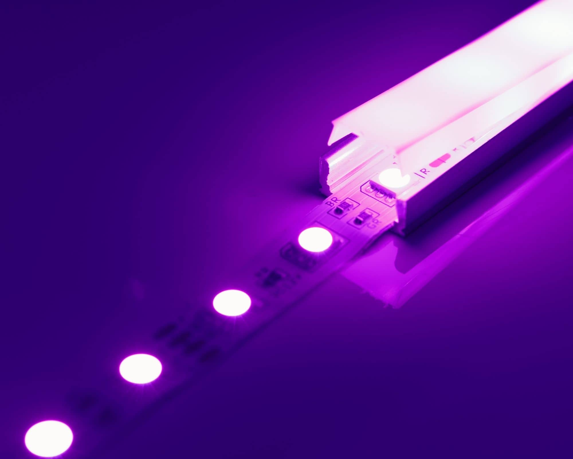 ruban LED violet dans profilé aluminium