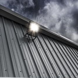 projecteur LED sur une façade d'usine