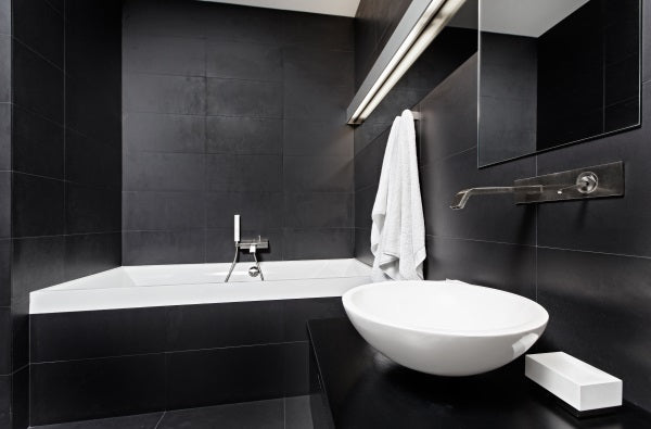 salle de bain moderne noire et blanche avec éclairage par réglette néon LED