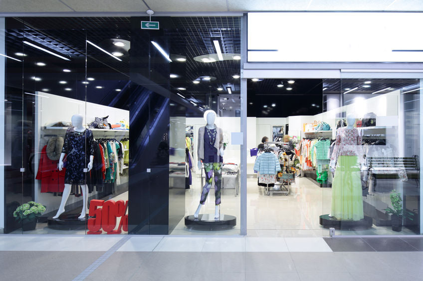 éclairage par réglettes néon LED et spots LED d'une boutique de vêtements design