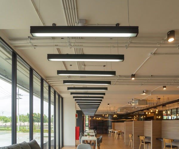 réglettes LED noires suspendues au plafond