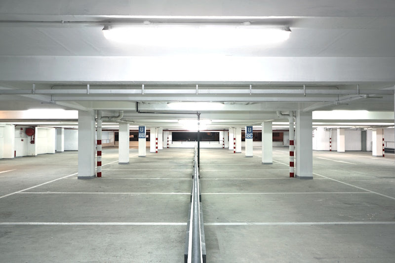 réglettes étanches LED 120cm dans un parking