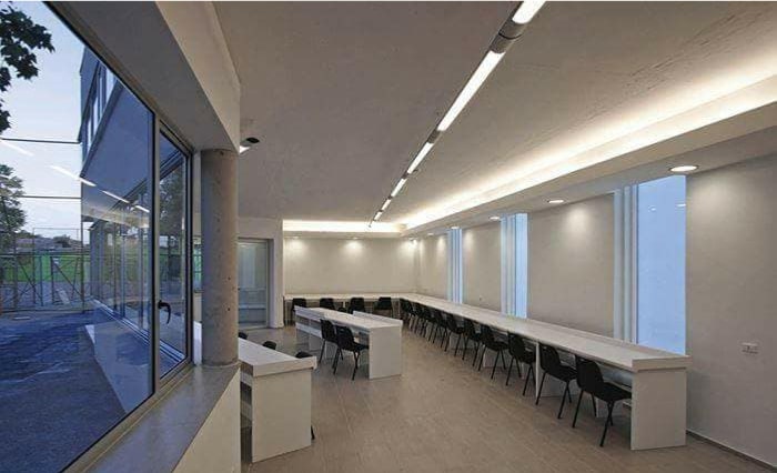 espace professionnel de réunion éclairer par des réglettes lumineuses LED