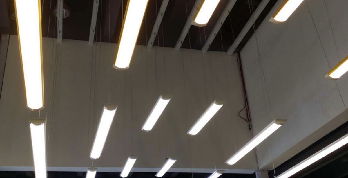 plafond d'entrepôt avec réglettes LED suspendues
