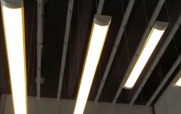 installation de réglettes LED au plafond