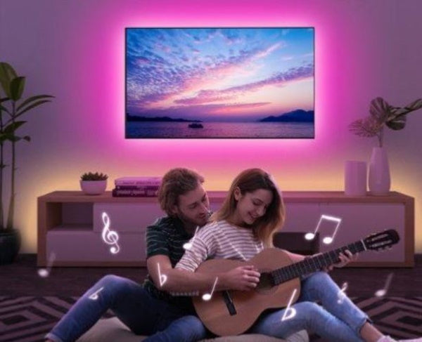 deux ados dans une chambre dont la télé est éclairée avec un ruban LED design