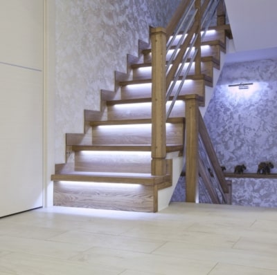 marches d'un escalier éclairées par du ruban LED blanc neutre