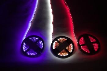 3 bandes LED adhésives de couleur bleue, jaune et rouge