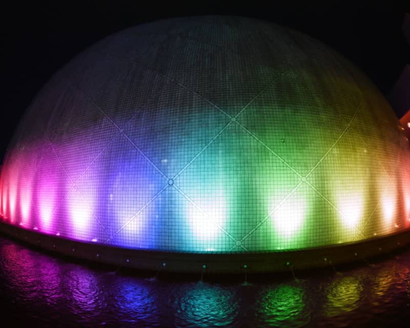 bandes LED multicolores autour d'un grand bassin extérieur